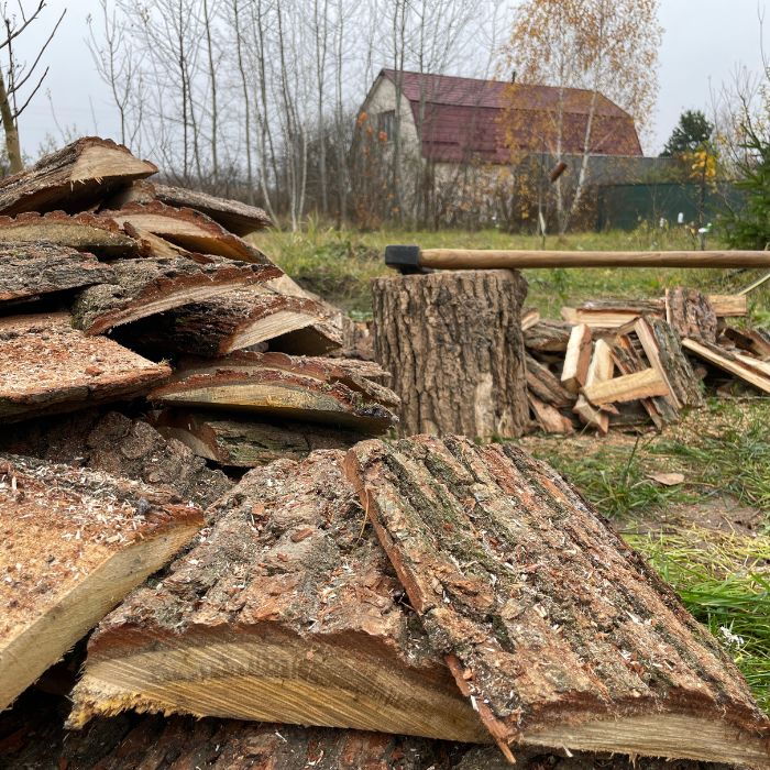 кълежи около струпванер на дърва