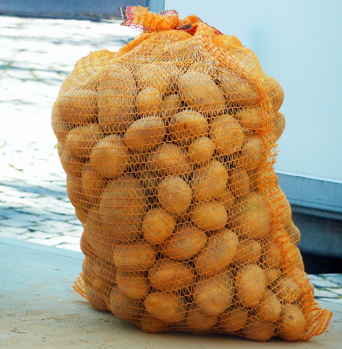 Картофи в мрежеста торба
