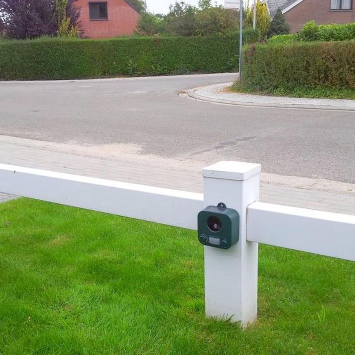 Инфрачервен датчик за движение и светлинен индикатор на ултразвуково устройство за защита на градина